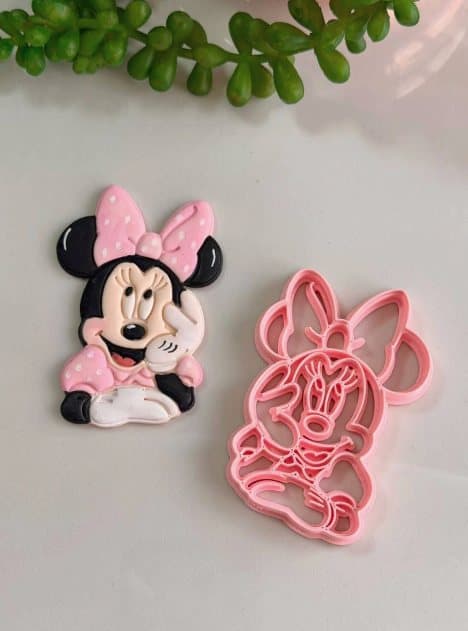 Cortador impresso em 3D da Minnie ao lado do doce de pasta americana que ele fez
