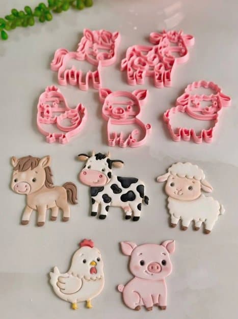 Kit fazendinha: cortadores e as peças de cavalo, vaca, ovelha, galinha e porquinho