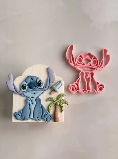 Cortador do Stitch e o topo de bolo azul com coqueiro